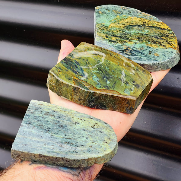 1kg Raw New Zealand Greenstone / Pounamu Carving Slices (R14B314)