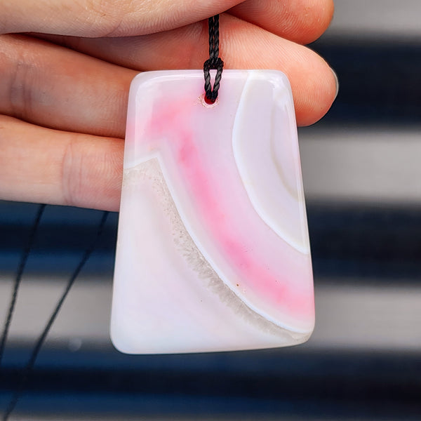 Pink Died Agate Carved Pendant Necklace (1BBB106)