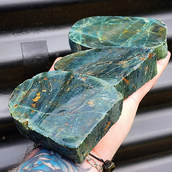 1kg Raw New Zealand Greenstone / Pounamu Carving Slices (R14B413)