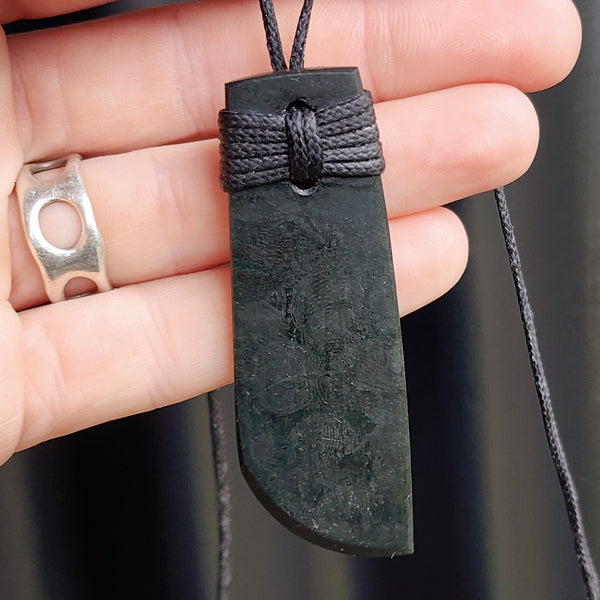NZ Black Greenstone Pounamu Toki Pendant Necklace (N179)