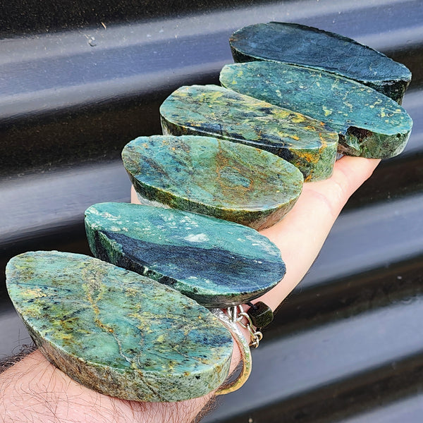 1kg Raw New Zealand Greenstone / Pounamu Carving Slices (R14B429)