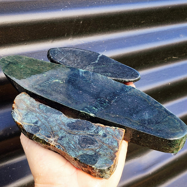 1kg Raw New Zealand Greenstone / Pounamu Carving Slices (R14B339)