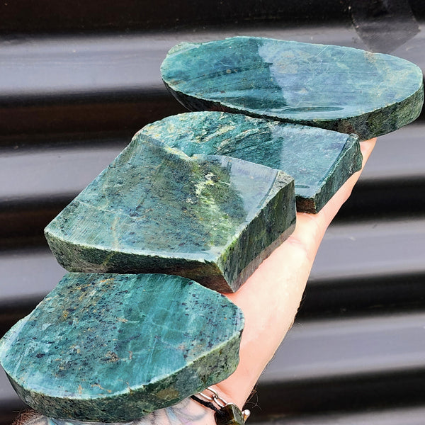 1kg Raw New Zealand Greenstone / Pounamu Carving Slices (R14B375)