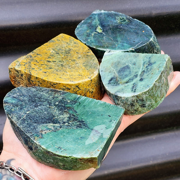 1kg Raw New Zealand Greenstone / Pounamu Carving Slices (R14B426)