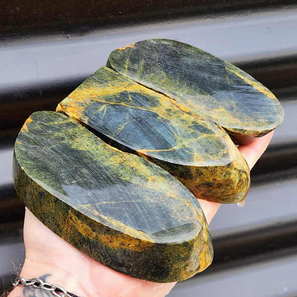 1kg Raw New Zealand Greenstone / Pounamu Carving Slices (R14B395)