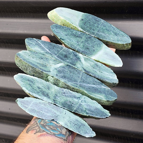 1kg Raw New Zealand Greenstone / Pounamu Carving Slices (R14B154)