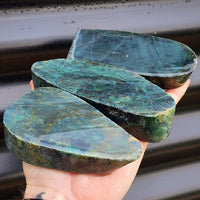 1kg Raw New Zealand Greenstone / Pounamu Carving Slices (R14B394)