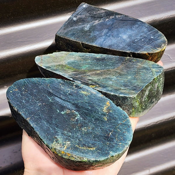 1kg Raw New Zealand Greenstone / Pounamu Carving Slices (R14B405)
