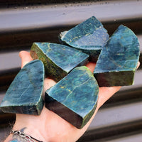 1kg Raw New Zealand Greenstone / Pounamu Carving Slices (R14B399)