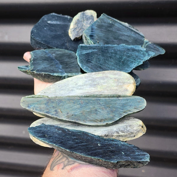 1kg Raw New Zealand Greenstone / Pounamu Carving Slices (R14B181)