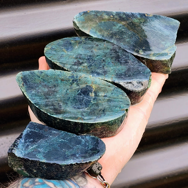1kg Raw New Zealand Greenstone / Pounamu Carving Slices (R14B404)