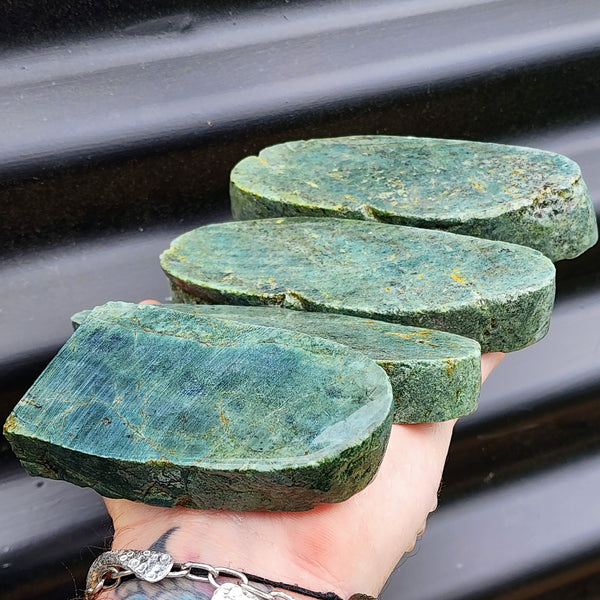 1kg Raw New Zealand Greenstone / Pounamu Carving Slices (R14B440)