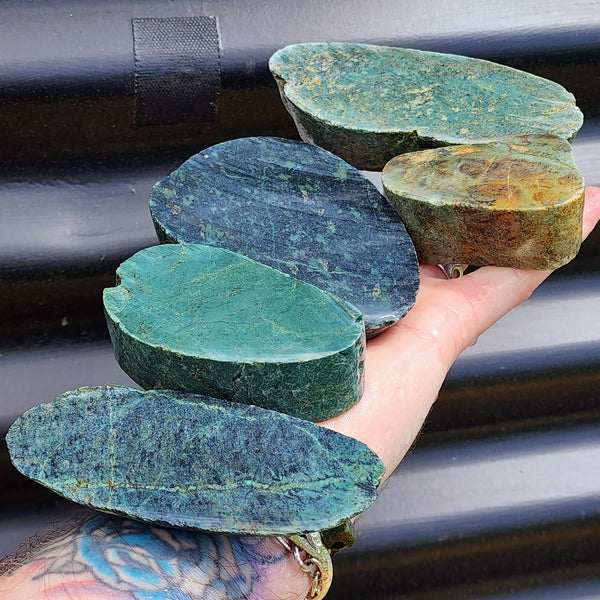 1kg Raw New Zealand Greenstone / Pounamu Carving Slices (R14B447)