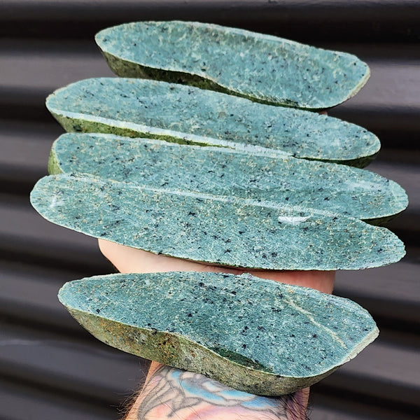 1kg Raw New Zealand Greenstone / Pounamu Carving Slices (R14B223)