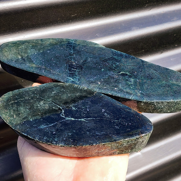 1kg Raw New Zealand Greenstone / Pounamu Carving Slices (R14B346)