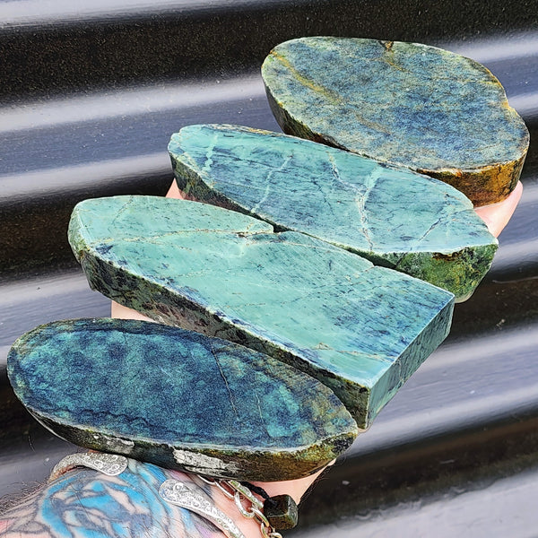 1kg Raw New Zealand Greenstone / Pounamu Carving Slices (R14B432)