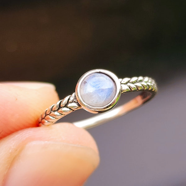 (O) Solid 925 Sterling Silver & Moonstone Grain Band Ring