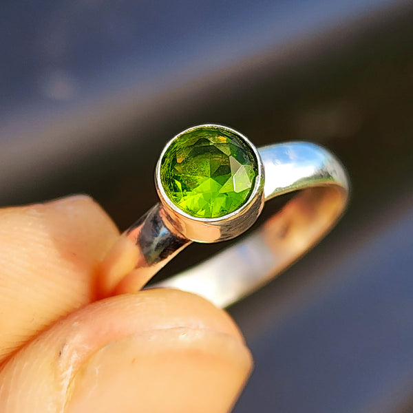 Solid 925 Sterling Silver & Natural Peridot Round Solitaire Ring