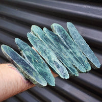 1kg Raw New Zealand Greenstone / Pounamu Carving Slices (R14B238)