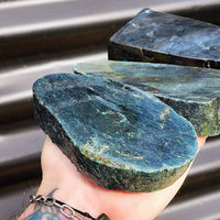 1kg Raw New Zealand Greenstone / Pounamu Carving Slices (R14B405)