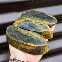 1kg Raw New Zealand Greenstone / Pounamu Carving Slices (R14B395)