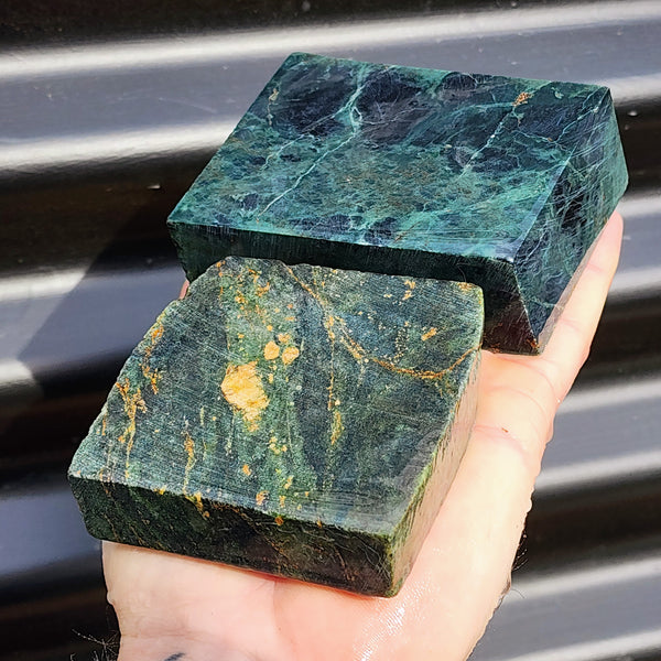 1kg Raw New Zealand Greenstone / Pounamu Carving Slices (R14B362)