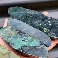 1kg (BUTTS) Raw New Zealand Greenstone / Pounamu Carving Slices (R14B427)