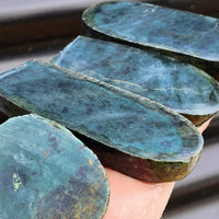 1kg Raw New Zealand Greenstone / Pounamu Carving Slices (R14B398)