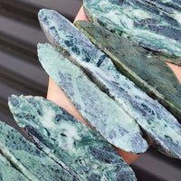 1kg Raw New Zealand Greenstone / Pounamu Carving Slices (R14B162)