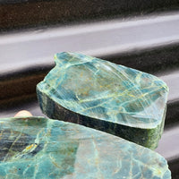 1kg Raw New Zealand Greenstone / Pounamu Carving Slices (R14B418)