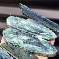 1kg Raw New Zealand Greenstone / Pounamu Carving Slices (R14B162)