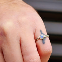 (O) Solid 925 Sterling Silver & Moonstone Grain Band Ring